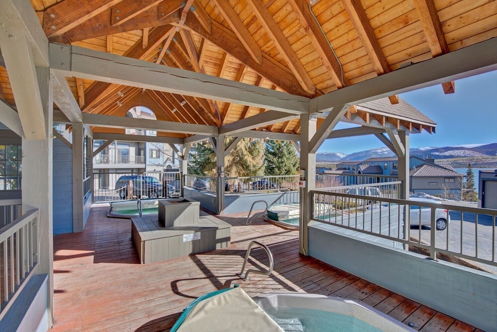 Lake Forest 201f 2 Bedroom Condo by RedAwning