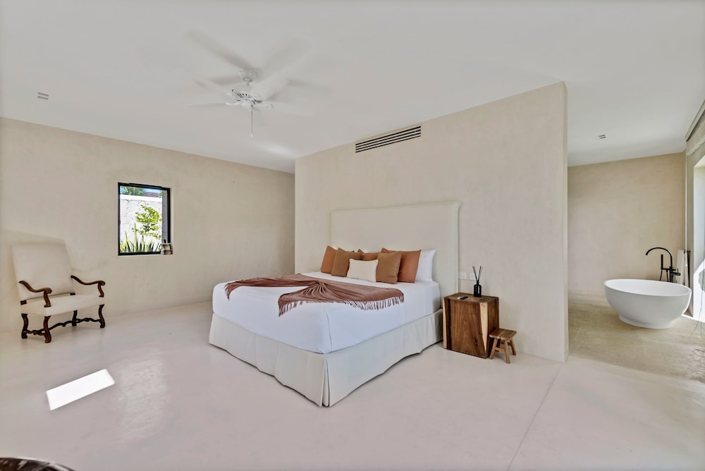Magnificent 5BR Modern Tropical Villa With Pool