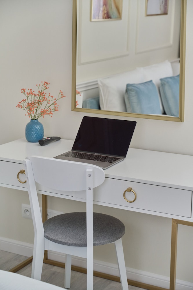 Floral Apartment Nyska by Renters