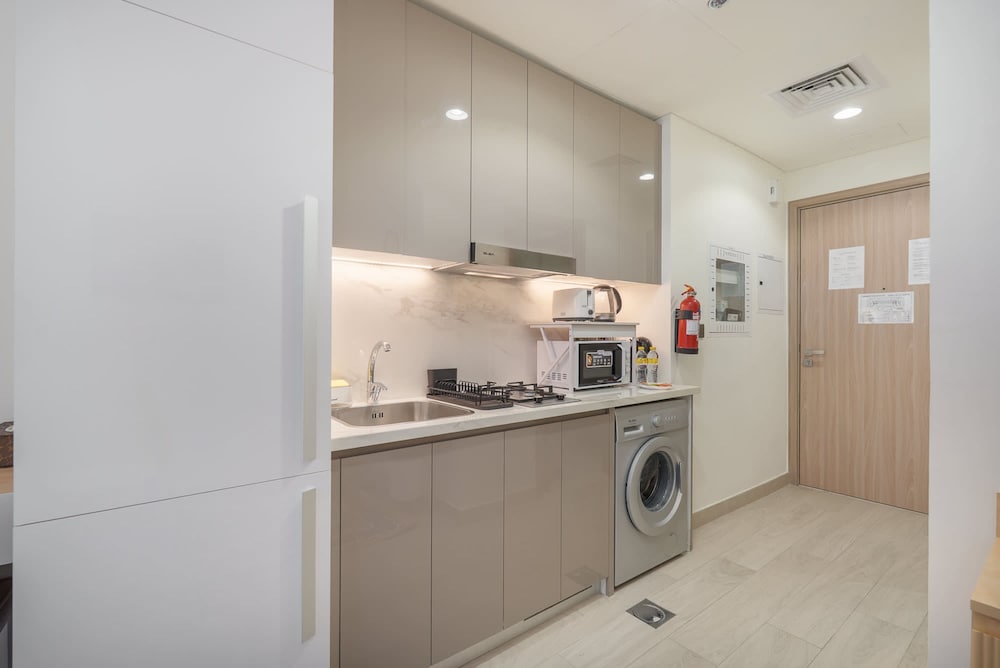 Stylish Studio Retreat in Riviera 33 Near Downtown