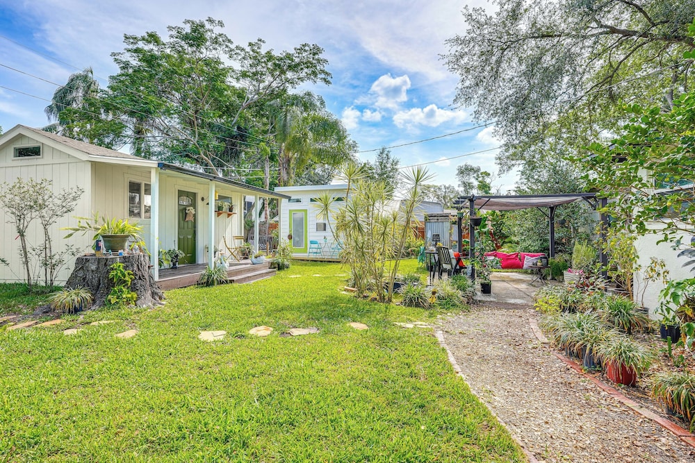 Walk to Parks & Golf: Artsy Bungalow in Lakeland!