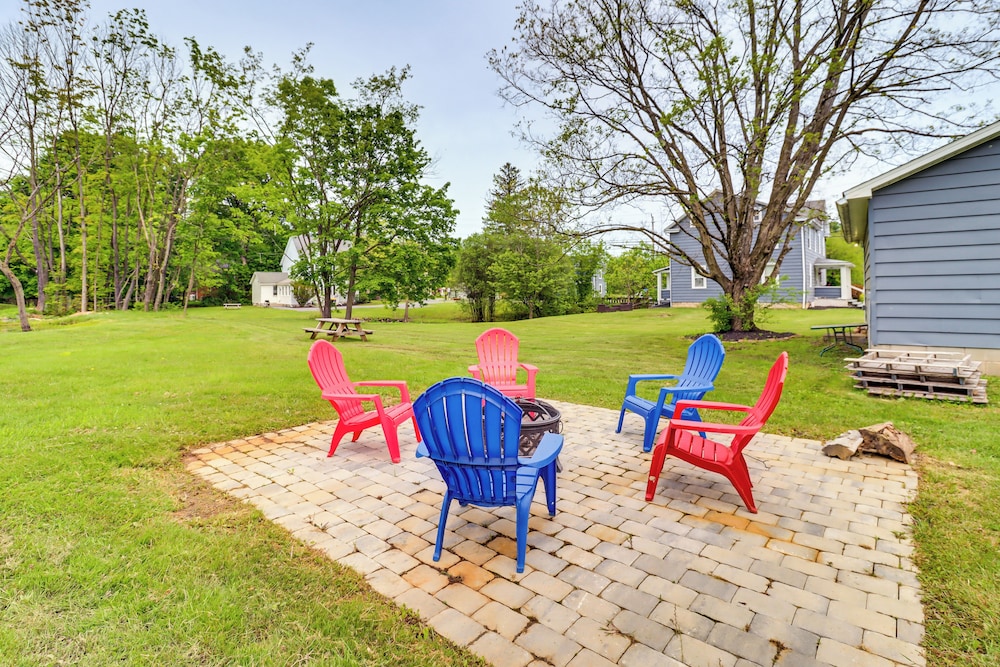Ski, Hike & Fish: Pet-friendly Home in Saylorsburg