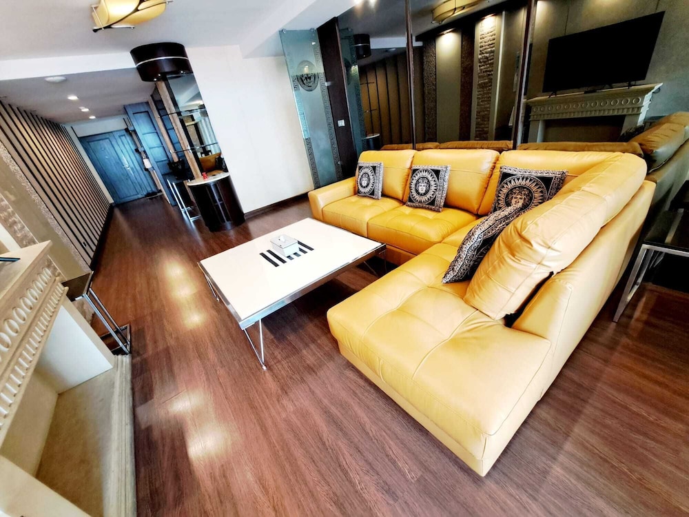 7C - 2 Bedroom Downtown Apartment With Shared Pool