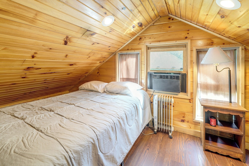Rustic, Woodsy Cabin in Palestine w/ Pool Table!