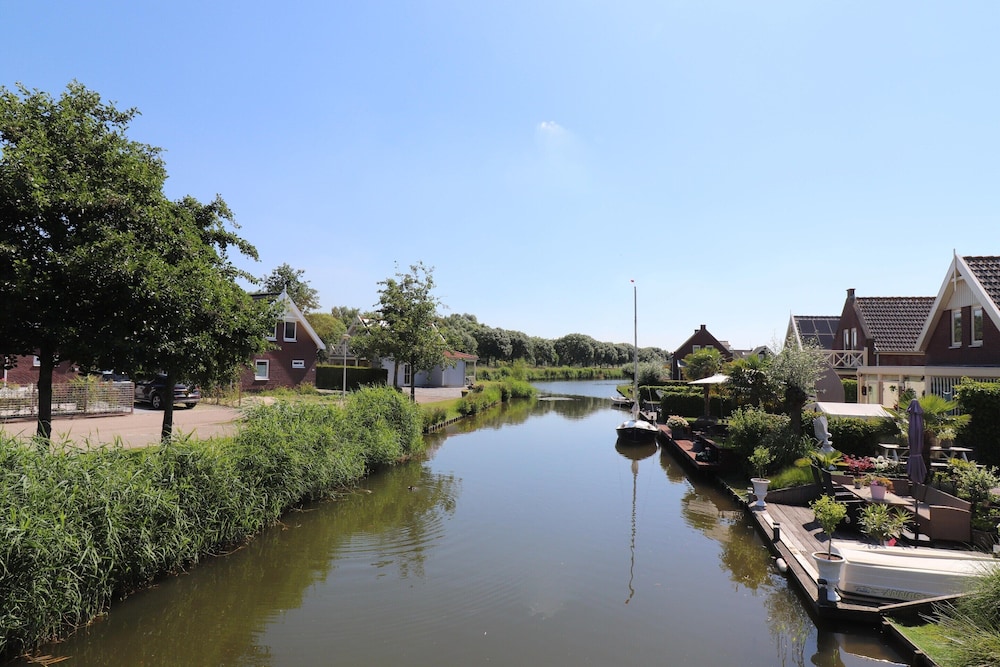 Bungalow in South Holland by the Water