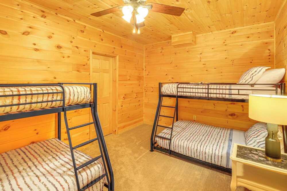 Blue Ridge Mtns Retreat w/ Views, 1 Mi to Parkway!
