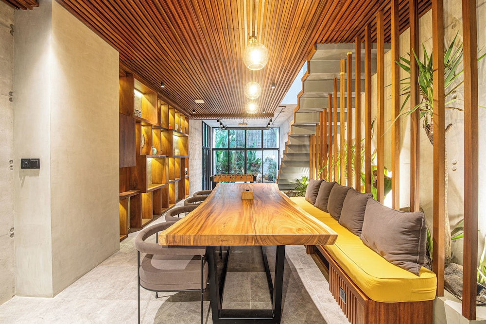 Modern 4BR Canggu Retreat Just 8mins to the Beach
