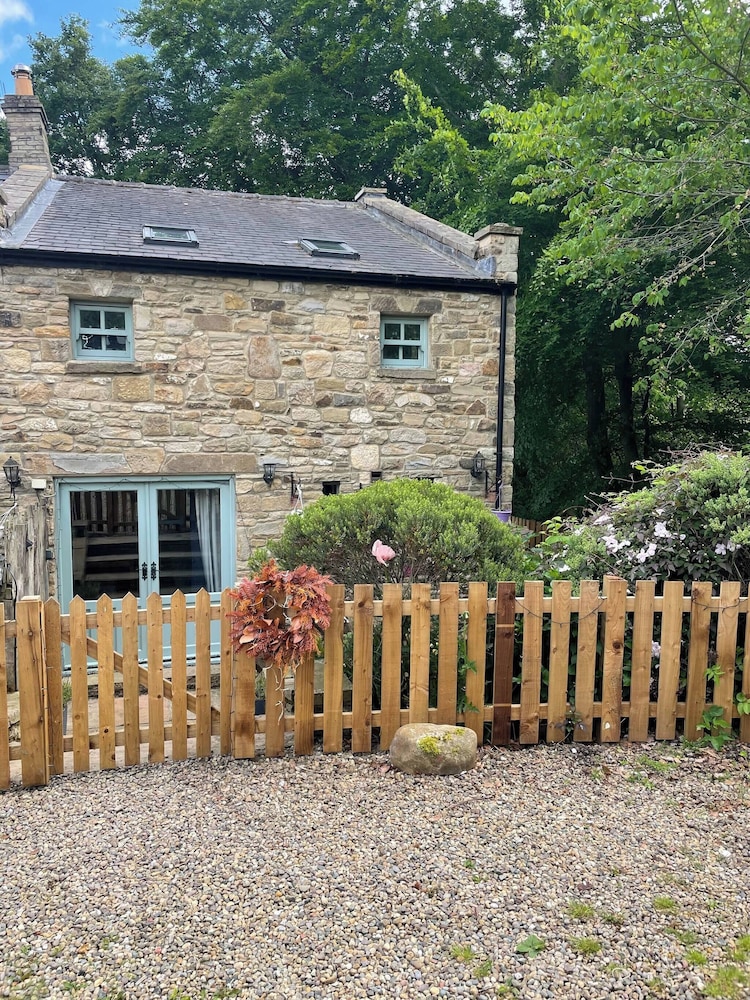 ๐ฟ Quaint Country Cottage With Valley Views, Dog-friendly & Horse-friendly