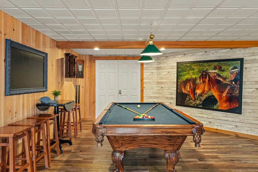 Mountain Escape With Game Room Balcony Stunning Views in the Poconos Christina