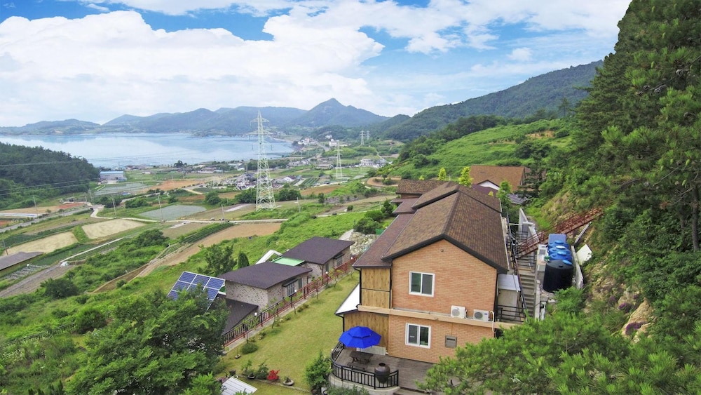 Yeosu Hwangto Pension