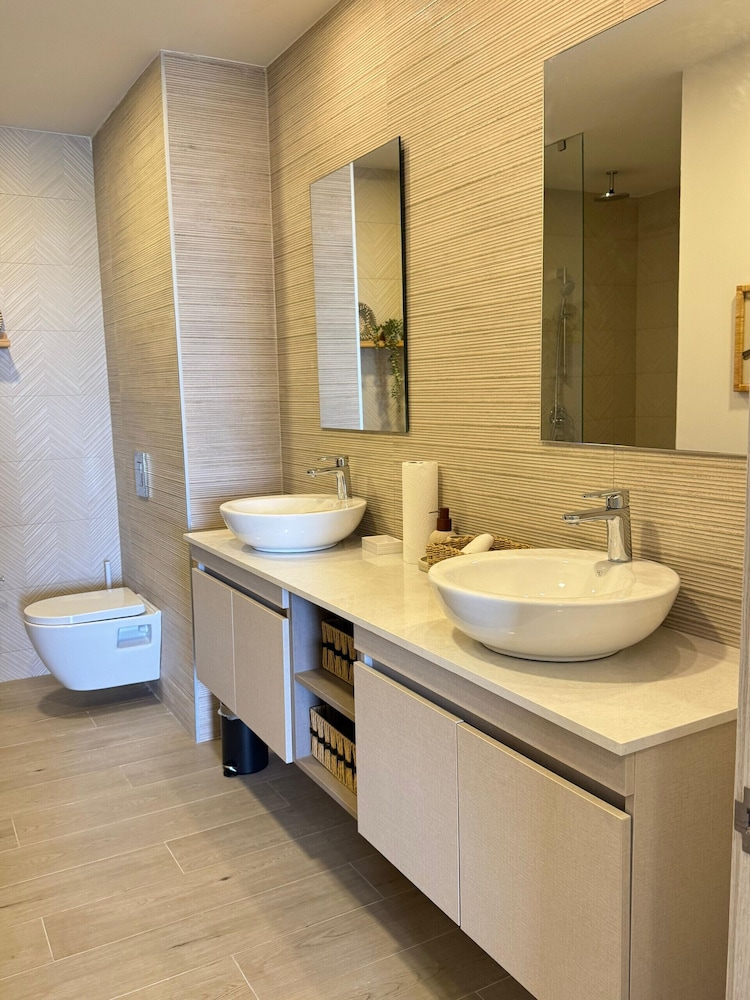 4 Guest 2 Bedrooms Balcony and Shared Pool