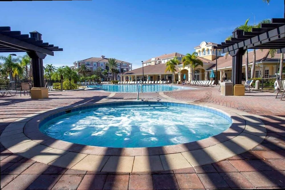 Spacious 2Bd Condo - Pool Hot Tub - Near I-drive