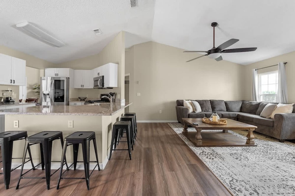 New Listing Pool and Game Room 4BR