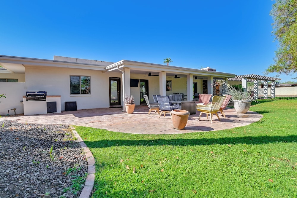 Private Paradise Valley Oasis: Hot Tub, Large Yard