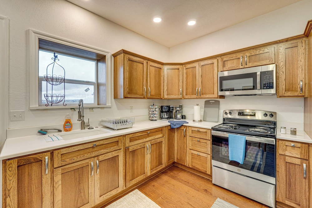 Walking Trail On-site: Tranquil Klamath Falls Apt!