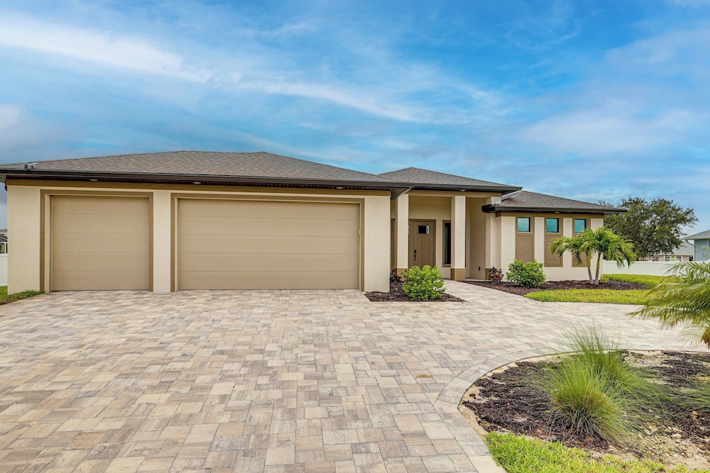 Outdoor Oasis: Spacious Family Home in Cape Coral!