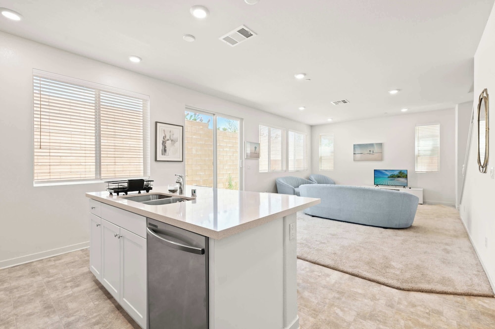 Sunny & Stylish Near LA 4BR Home w Desks & Lounge