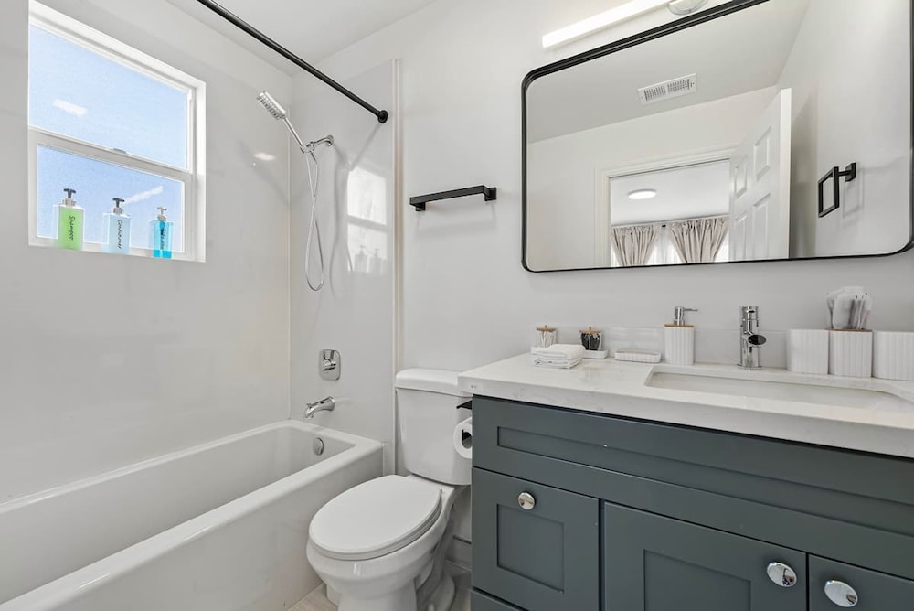 Massive 8BR Home in Hayward With AC Free Parking