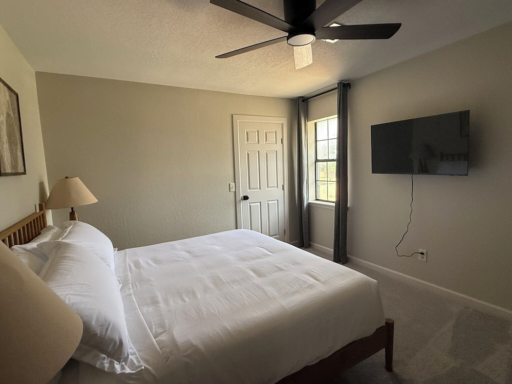 Lakeview Lounge Group-friendly Near Hefner LW