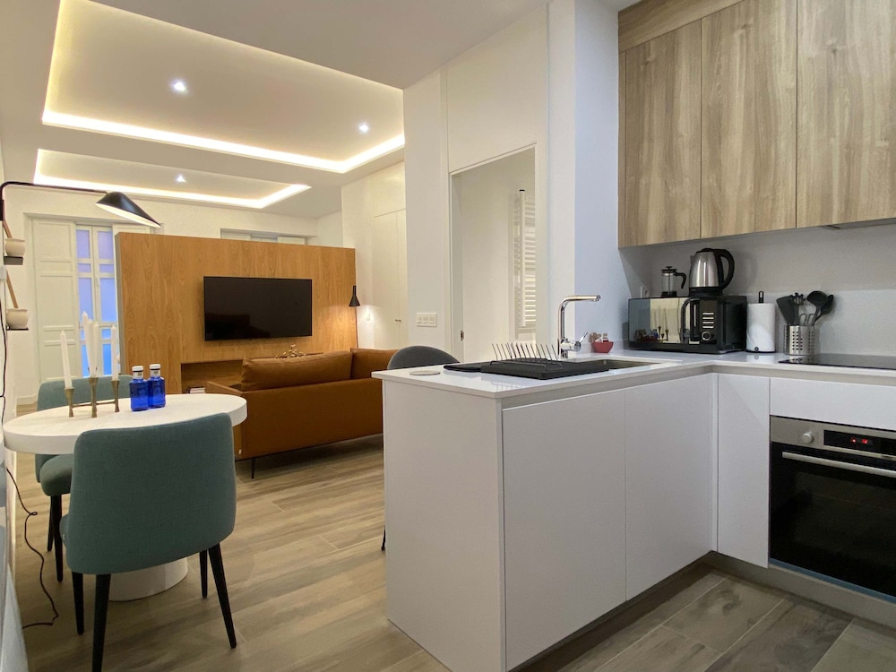 w Warm Modern 1BR Apartment in Chueca