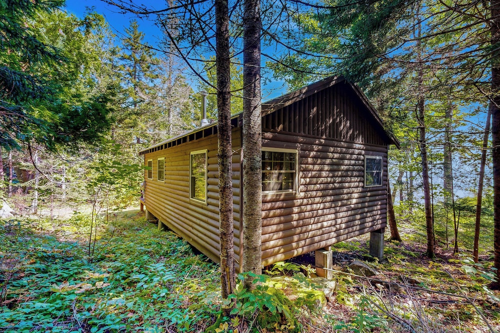 Cozy 1BR Cabin w/ Landscape Views