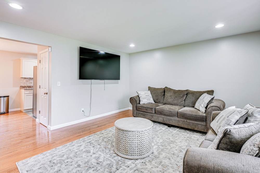 3 Mi to Dtwn Saginaw: Spacious & Updated Home!
