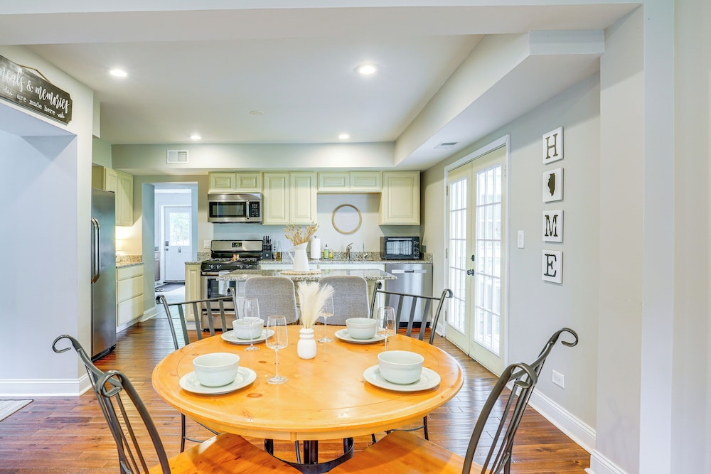 Fire Pit & Grill: Family Home on Fox River Trail!