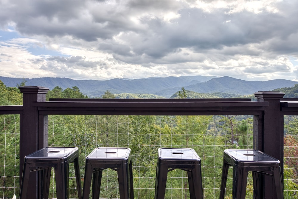 Cabin w Amazing Views Theater Firepit Hot Tub