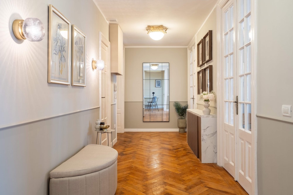 Romanian Athenaeum Flat - Refined 3BR Steps from Calea Victoriei