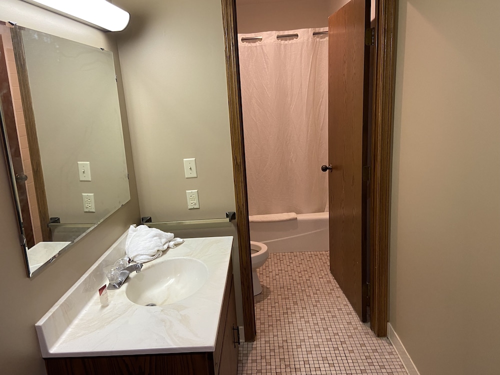 Colonial Inn Dyersville
