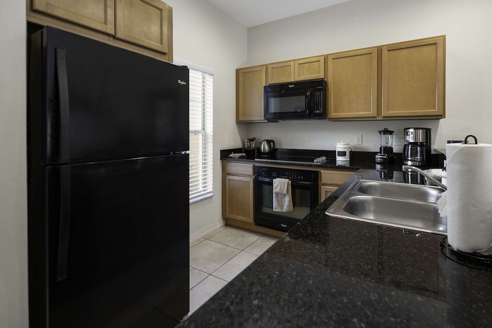 10 Min to Disney Cozy Townhome Jacuzzi