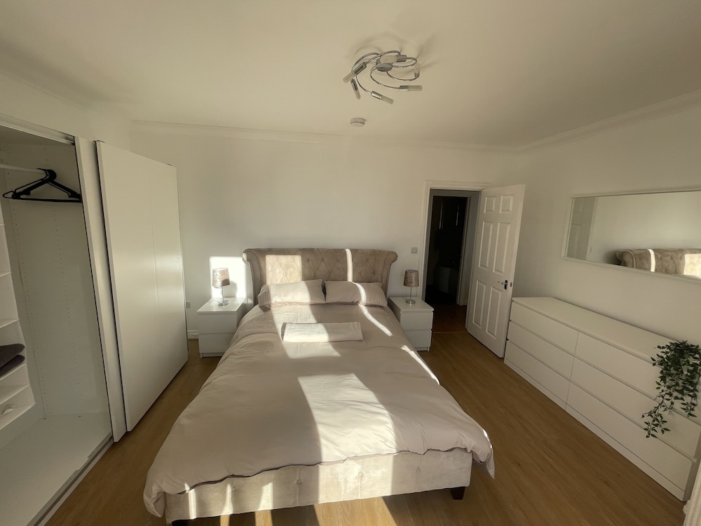 Modern 2 bed Apartment With sea Views view 2