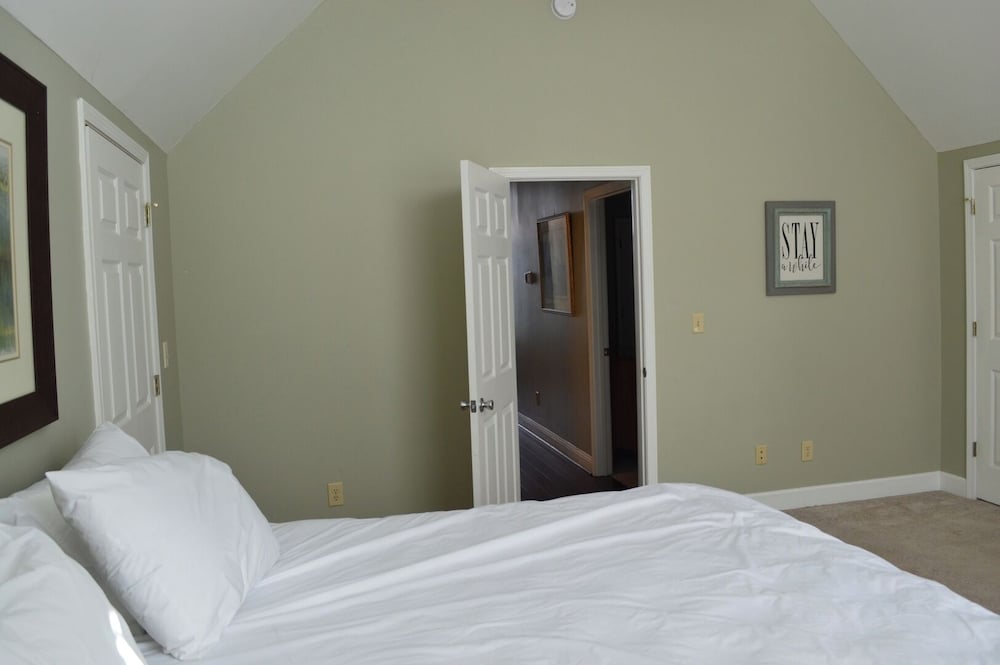 5 BR House Lake Retreat w/ Hot Tub, Sleeps 12
