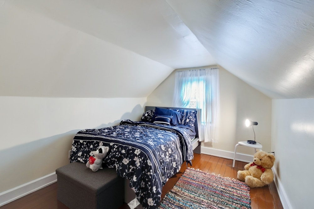 Centrally Located Apt Near Uc, Hospital And Zoo! 1 Bedroom Apts by Redawning view 2