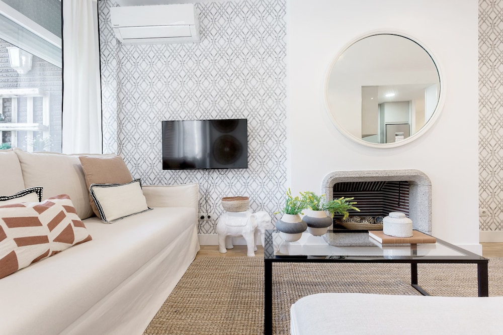 Bright 2 Bd Apartment in Front of Retiro Park Retiro II
