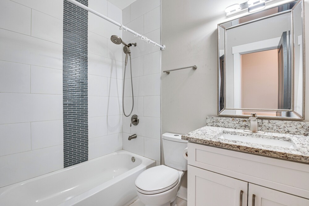 5 Mi to Dtwn Atl: Home w/ Office & Large Backyard!
