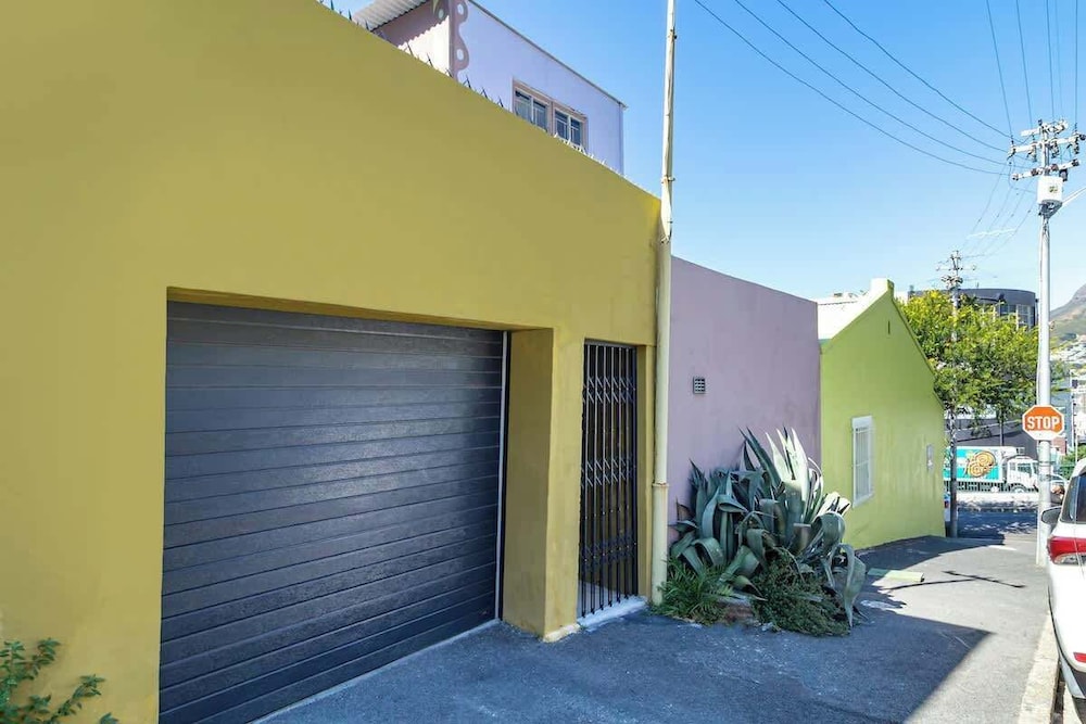 Funky Pet Friendly, 2-bedroom Escape, Bo-kaap