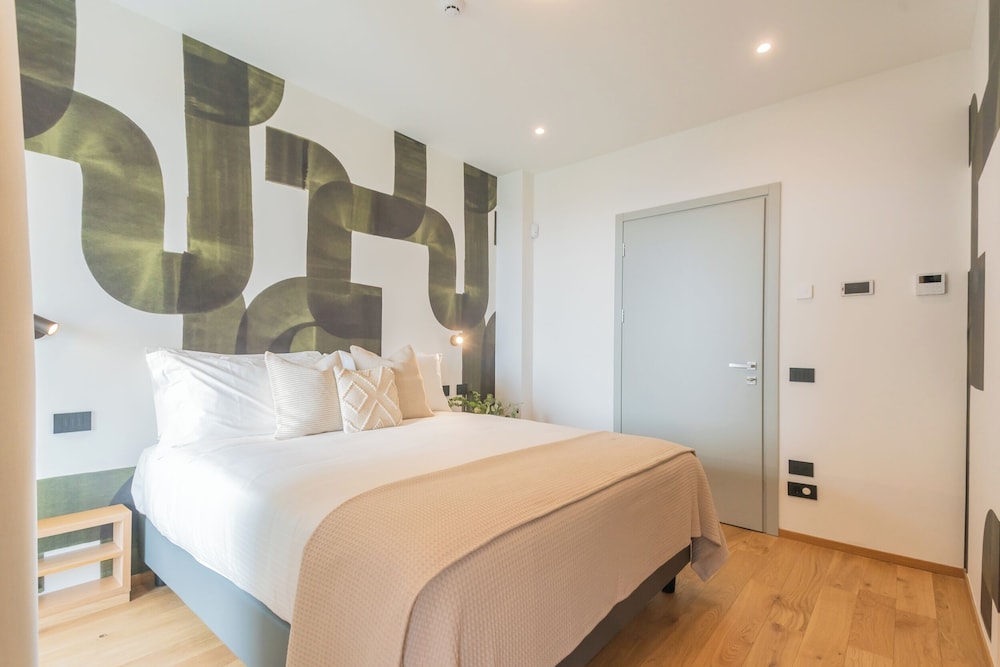 Pureview Luxury Suites, with breakfast & pool by Rent all Como