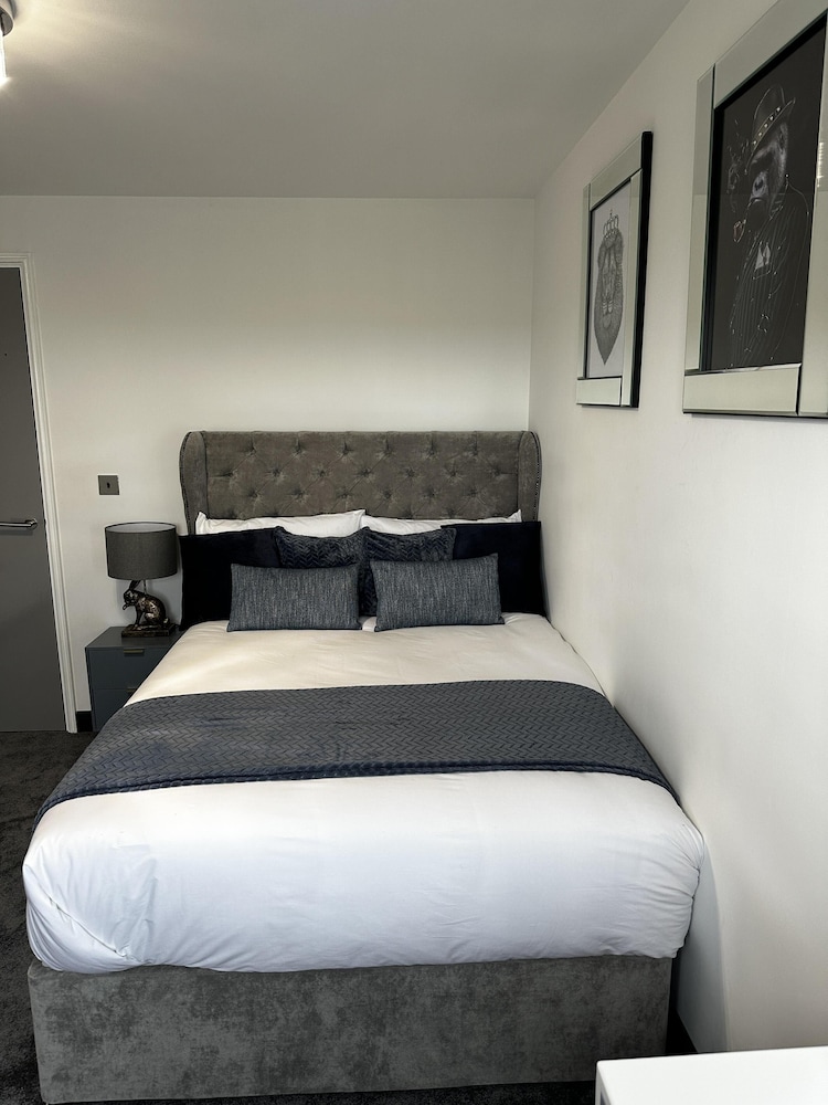 Luxurious two Bedrooms Apartment Slough view 4