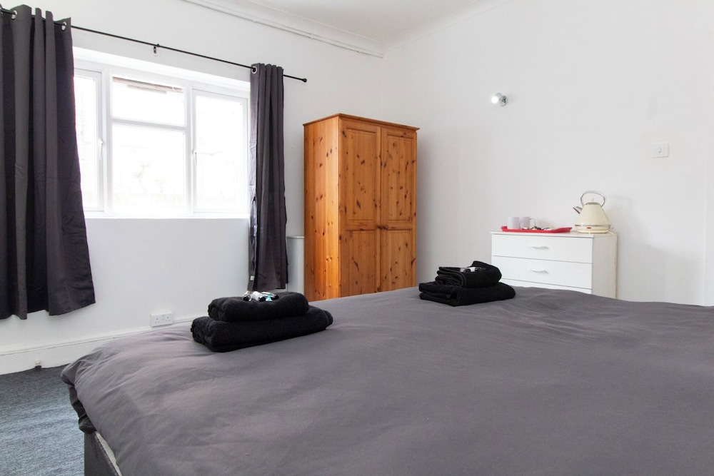 Pebbles Guest House Room 1