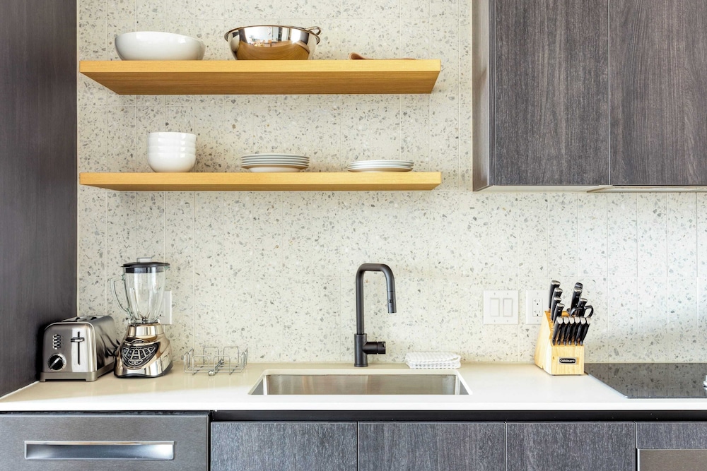 New Austin High Rise w/ Luxe Amenities Rooftop Pool, Gym, Yoga Studio & More!