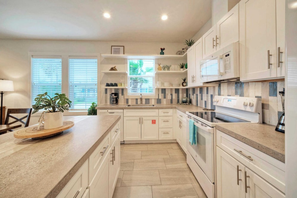 Sleeps 20 2 Homes in Mercer Village w/ Pool Heart of Old Town, Walkable