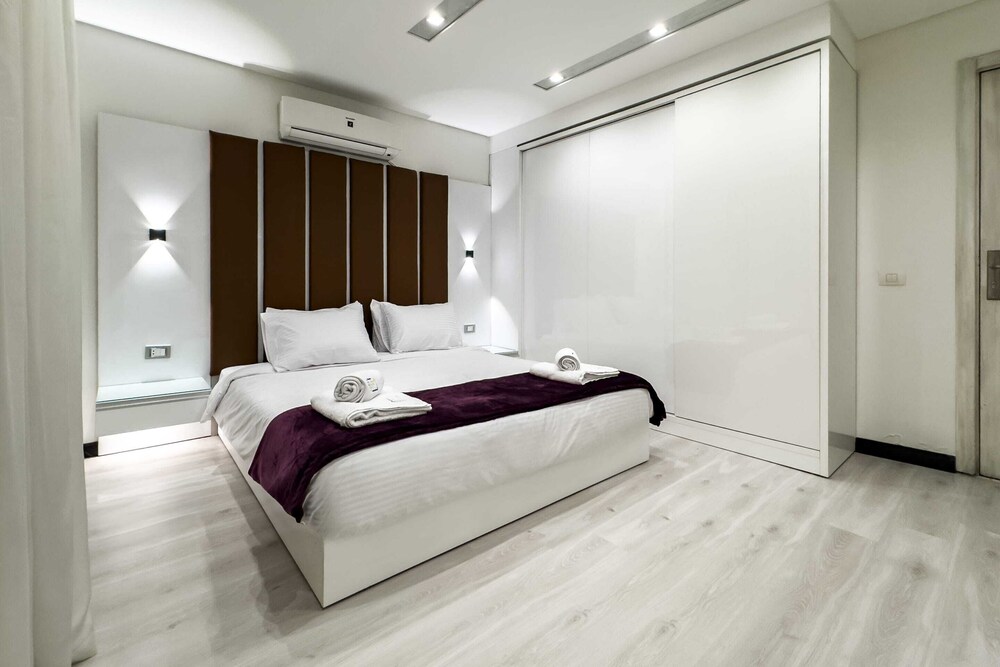 Fresh & Fabulous 2bdr - 5 min to Airport
