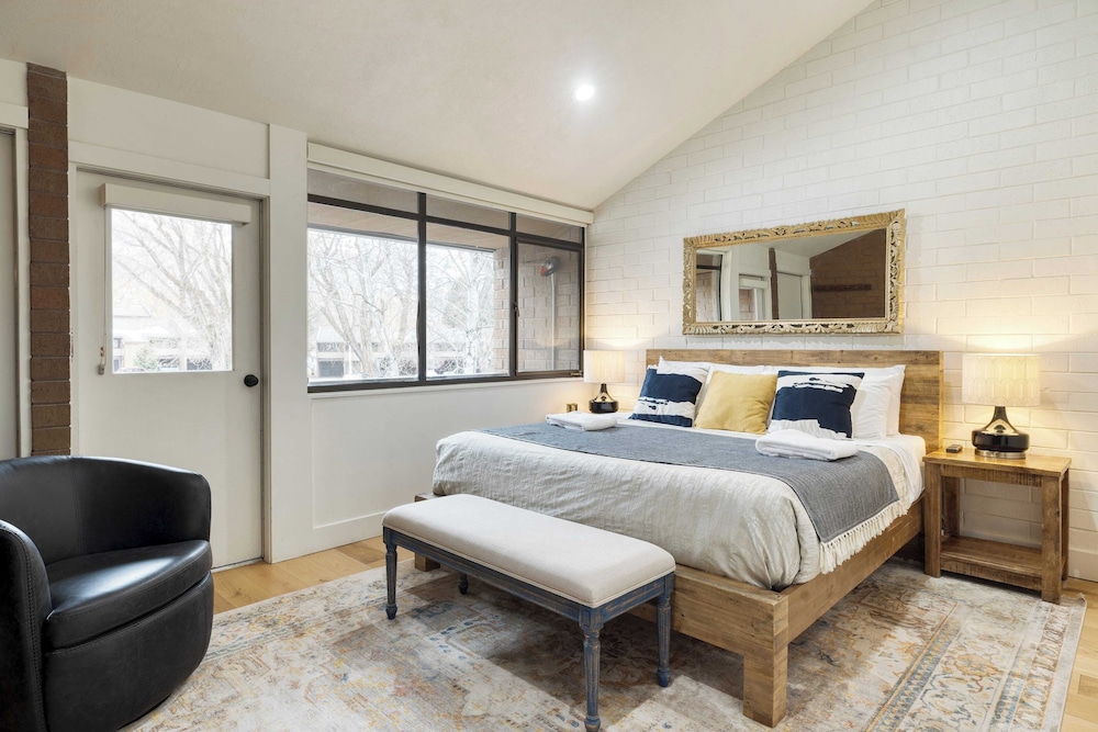 Parkside Condo by Avantstay Walk to Ski Lifts + Town Pool & Hot Tub Access