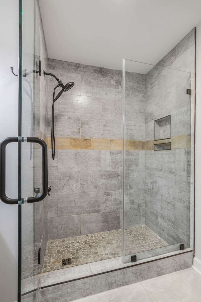 Lagoon Landing 202- Beautifully Decorated Condo With Balcony Pool Steps to Beach Lagoon