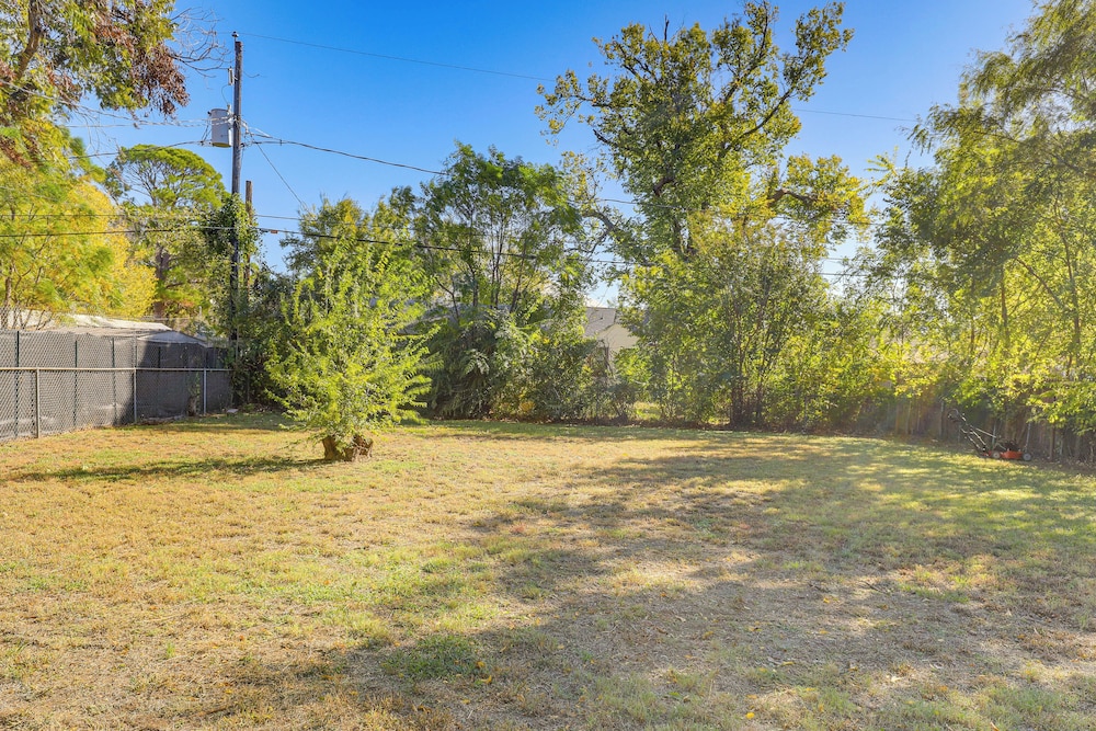 Walk to Cowboys Stadium! Arlington Home w/ Yard