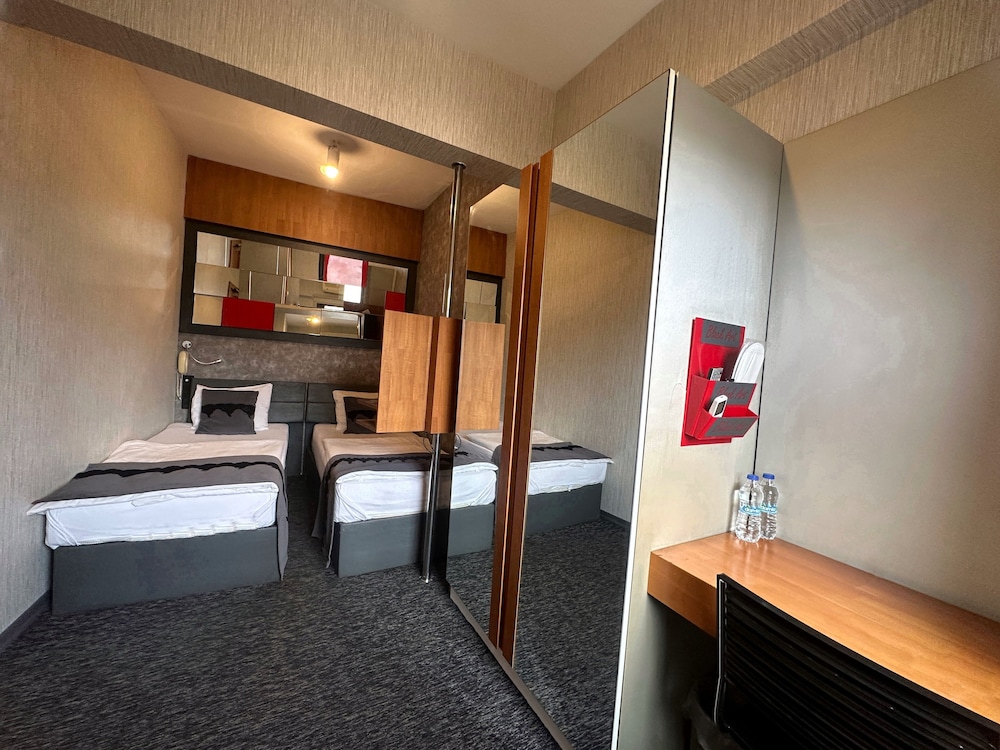 Black Art Otel - Image 28