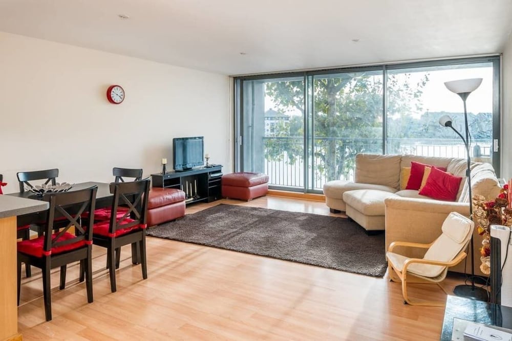 Bright 2 Bed 2 Bath apt Near Canary Wharf