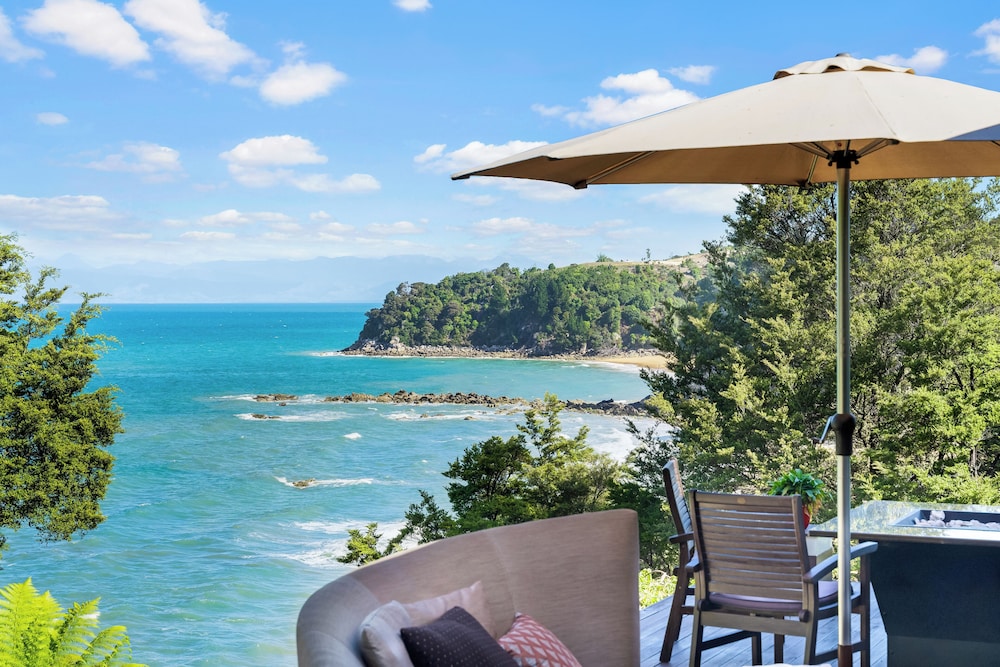 Jacuzzi Suite - Ocean Views & Beach