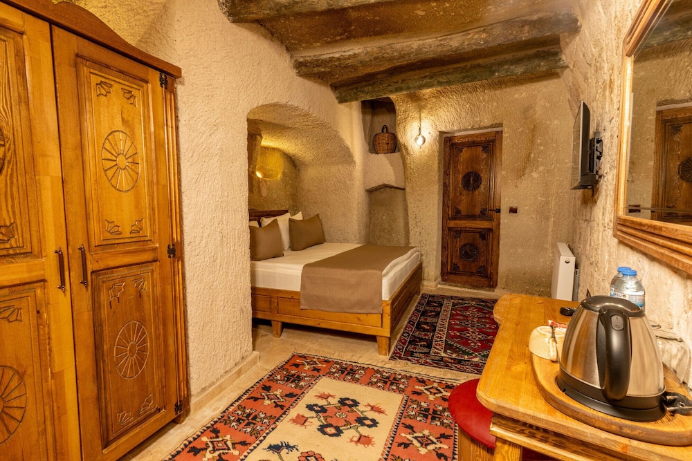Arkelas Cave House